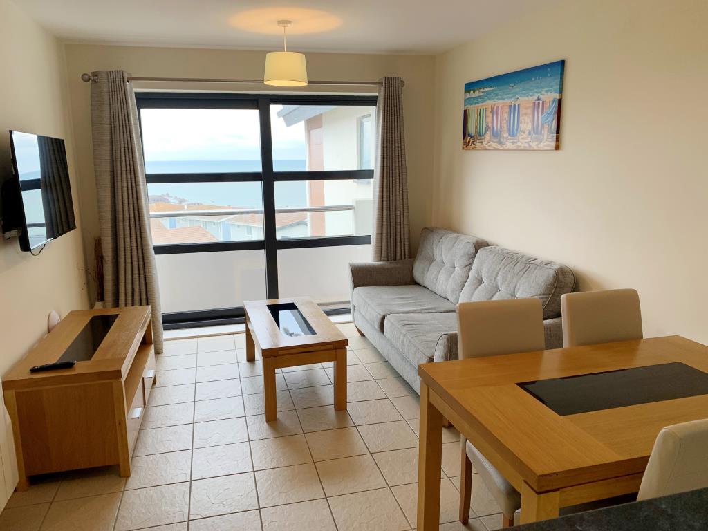 Lot: 120 - TOP FLOOR HOLIDAY APARTMENT WITH SEA VIEWS FOR INVESTMENT - 